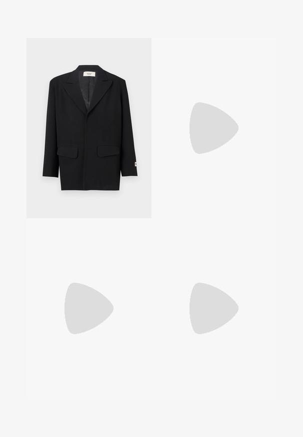 Svart kavaj med slag, två framfickor och långa ärmar. Tillverkad av slätt tyg med en avslappnad passform och inga synliga knäppningar.; Krämfärgad stickad tröja med polo-krage, ribbade ärmslut och nederkant, med en framplacket och mjuk textur.; Mörkblå kortärmad T-shirt med vit text "neanche per sogno" centrerad på bröstet, rund hals, medium storlek.; Mörkblå raka denimjeans med framknapp, blixtlås, dubbla framfickor och synliga vertikala veck längs benen.; Svarta läderloafers med en slät yta, rund tå och ett dekorativt band över främre delen. Låg staplad klack, minimalistisk design.; Svart läder crossbody-väska med klaffstängning, silverfärgade detaljer och två runda accenter. Utrustad med en avtagbar rem. Slät textur.