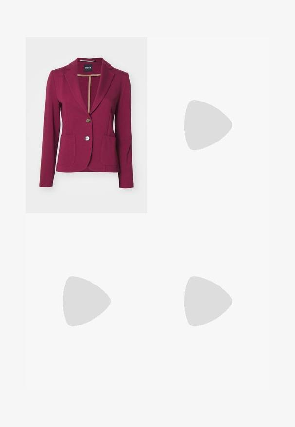 BOSS JONALAHRA - Blazer - dark red; Vit kortärmad T-shirt, korta vida ärmar, mjukt bomullsmaterial, rund halsringning med subtila orange detaljer, minimal design, inga mönster eller grafik.; Svarta vida byxor i bomull med hög midja, stora sidofickor och bälte med silverdetaljer.; Beige blockklackade sandaler med tunna remmar och fyrkantig tå. Slätt material med minimal detaljering, utformade för enkel användning.