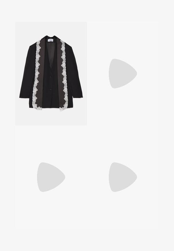 Sort blazer med satin revers, besat med hvid blondekant langs frontkanterne. Har to knapper og en dyb V-hals.; Grå ribbet kortærmet t-shirt med rund halsudskæring. Lavet af blødt stof, med et struktureret mønster og en tætsiddende silhuet.; Sorte vide benbukser med en glat tekstur, der har en høj talje og centerfolder. Ingen synlige mønstre eller hardware detaljer.; Sorte læder ankelstøvler med et slankt design, spids tå og høj blokhæl. Har en glat overflade og minimalistic syning.