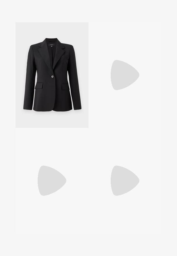 Schwarzer Blazer mit scharfem Revers, einreihiger Knopfverschluss, zwei Vorderpockets und einer eleganten, glatten Stoffstruktur. Taillierte Passform.; Weißes Baumwoll-T-Shirt mit kurzen Ärmeln, runder Halslinie, lockerer Passform und genähtem Saum. Etikett sichtbar am inneren Kragen.; Weiße weite Hosen aus Baumwolle mit glatter Textur. Sie verfügen über einen vorderen Knopf, einen Reißverschluss und ein Design mit vier Taschen.; Schwarz lackierte Slingback-Pumps mit spitzem Zehenbereich, schlankem Absatz und einem subtilen Ausschnittdesign. Verfügt über eine goldene Schnalle am Riemen.