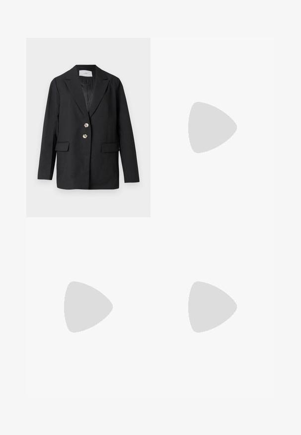 Blazer nero sartoriale con due bottoni argentati, rever a lancia, tasche con patta e maniche lunghe, appeso su uno sfondo bianco.; T-shirt bianco a maniche corte realizzato in cotone. Presenta un collo tondo e una vestibilità rilassata. Texture liscia senza motivi o dettagli visibili.; Pantaloni bianchi a gamba larga realizzati in un tessuto morbido. Presentano un elastico in vita con cordino e una consistenza liscia. Senza motivi visibili o accessori.; Sandalo bianco con tacco alto, caratterizzato da un design a cinturini e un legaccio alla caviglia. Texture liscia con una piattaforma frontale per un'altezza aggiuntiva.