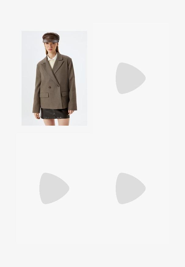 Blazer a quadri marroni con design doppiopetto, rever a scollo, due tasche frontali e bottoni scuri a contrasto, abbinato a una gonna in pelle nera.; T-shirt bianco a maniche corte realizzato in morbido cotone, con scollo a girocollo e forma aderente. Senza motivi o decorazioni visibili.; Pantaloni della tuta grigio chiaro con una vestibilità rilassata, vita elasticizzata, cordoncino e tasche laterali; realizzati in un morbido tessuto testurizzato.; Scarpa da atletica Nike in bianco e rosa chiaro. Presenta una tomaia in rete e una suola curva distintiva con ammortizzazione ad aria visibile.