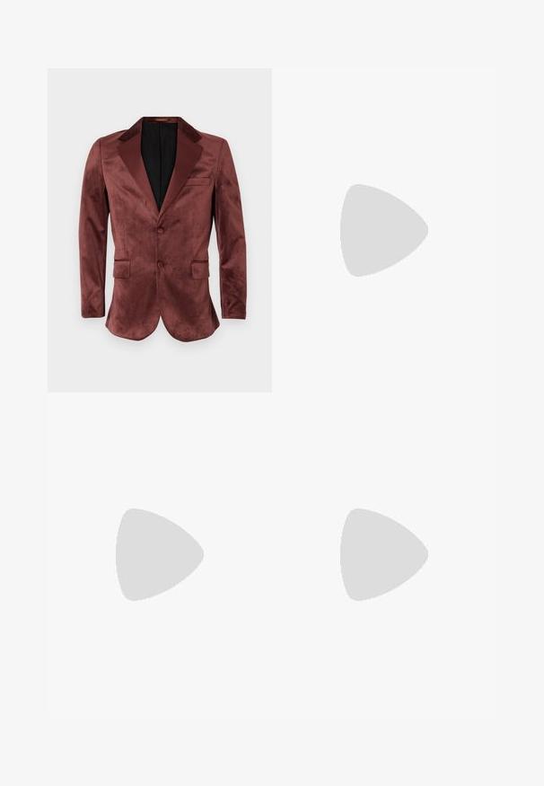 Blazer en velours bordeaux avec des rever satin, deux poches avant, fermeture à un bouton et une doublure intérieure noire. Texture lisse.; T-shirt khaki à manches courtes en tissu doux, avec un col rond et une coupe décontractée. Aucun motif ou graphique visible.; Jean noir à jambes droites avec des coutures oranges, design à cinq poches, passants de ceinture, et fermeture par bouton et zip à l'avant.; Mocassins en cuir noir avec une finition lisse, tige de style moccasin, détails cousus et semelle en caoutchouc. Design classique avec un talon bas.