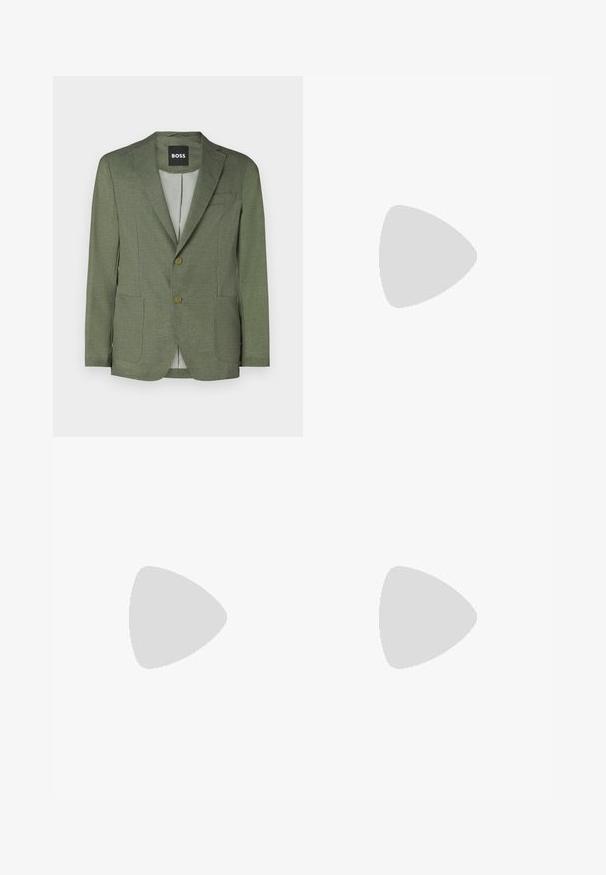 Grön kavaj i strukturväv, med slagkrage, två framfickor och en enkel knappstängning. Insidan har ett rutmönster.; Svart kortärmad T-shirt i en mjuk bomullsblandning, med rundad halsringning och en minimalistisk design utan mönster eller detaljer.; Svarta joggingbyxor i slätt tyg. Har resårmidja med en dragsko, avsmalnande ben och inga synliga fickor. Enkelt design.; Svart läderskor med slät yta, rund tå och fem snörhål. Har en låg staplad klack och diskret sömdetaljering.