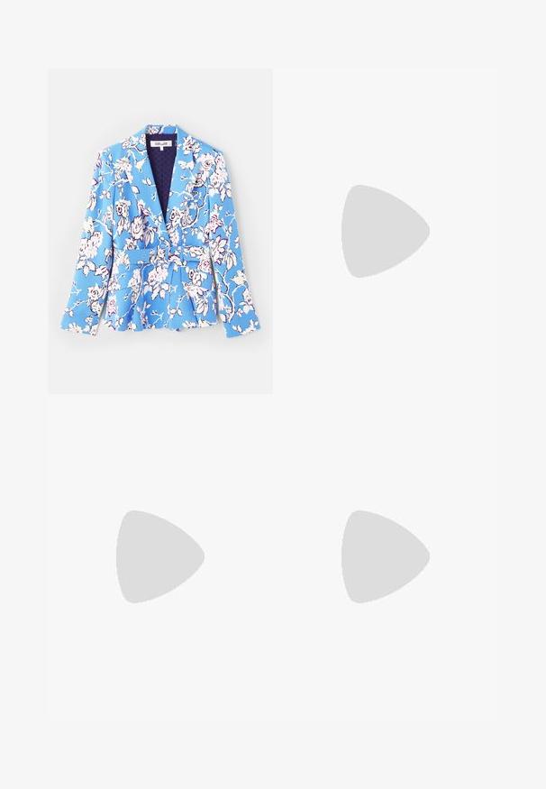 Blazer med blomsterdesign i blå, med bælte i taljen, klapkrave, lange ærmer og foret inderside med quiltet struktur.; Hvid off-the-shoulder top lavet af glat satin stof, med draperet, struktureret design og en asymmetrisk kant.; Blå blomsterbukser med et pastelfarvet rosemønster. Stofret er glat med en afslappet pasform, brede ben og en elastisk talje.; Flade ballet sko i hvid læder med rund tå, sort elastisk rem og lille gul emblem nær hælen. Blød tekstur og minimalistisk design.; Sølvfarvede hoops øreringe med et glat, buet design og tekstureret overflade, der har en stud post til fastgørelse.