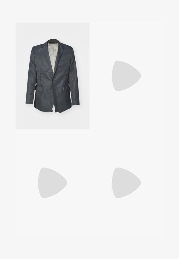 Dunkelgrauer Blazer mit Satinfinish, einer Knopfverschluss, zwei Fronttaschen und einem hellen Innenfutter.; Weißes Langarmhemd mit Button-Down-Kragen, versehen mit einem roten Markenlabel an der Seite und einer glatten, einheitlichen Textur.; Schwarze maßgeschneiderte Hose mit slim Fit, mit flacher Vorderseite, Gürtelschlaufen und ohne sichtbare Muster oder Akzente. Glatte Textur.; Schwarze Lederformalschuhe mit hochglänzender Oberfläche, Schnürdesign, runder Zehenpartie und leichtem Absatz, mit minimaler Detailgestaltung.