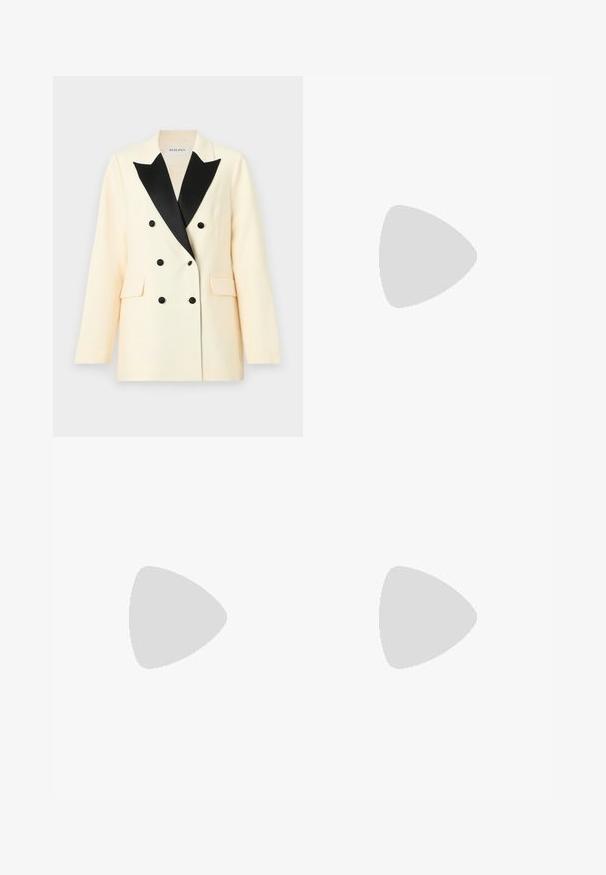 Blazer double boutonnage en tissu crème avec revers en satin noir, présentant des boutons noirs et deux poches avant. Coupe ajustée avec des épaules structurées.; T-shirt blanc à manches courtes avec un col rond et un tissu texturé. Design simple avec une coupe décontractée et un ourlet dépouillé.; Pantalons larges blancs avec des plis, des passants de ceinture et une fermeture à bouton. Texture lisse, design structuré, adapté à diverses occasions.; Chaussure à talons hauts en cuir noir avec un bout pointu, une bride de cheville et un talon fin. Texture lisse avec un accent doré à la base du talon.