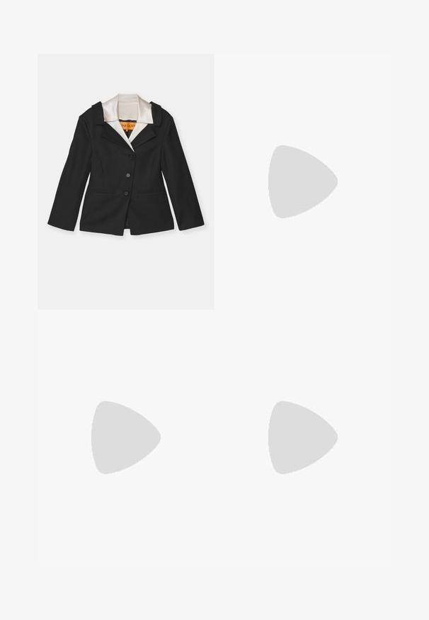 Stine Goya DOUBLE COLLAR TAILORED - Blejzr - black/butter milk; Zkrácené bílé tričko vyrobené z měkké látky, má krátké rukávy, kulatý výstřih a žebrované detaily na lemech. Jednoduchý a nezdobený design.; Černé kalhoty s volným zakončením a vysokým pasem, vyrobené z elastického materiálu. Mají vertikální švy na přední straně a hladký povrch.; Hnědé kožené sandály na podpatku s designem T-popruhu, otevřenými výřezy, platformovou podrážkou a robustním pruhovaným dřevěným podpatkem.