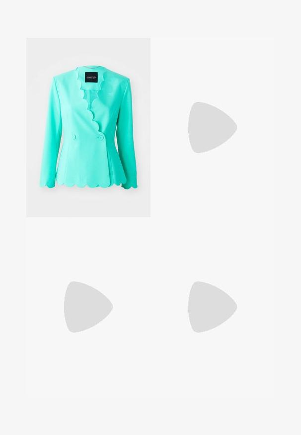 Turquoise blazer met golfrand kraag, getailleerde pasvorm, dubbele knoopsluiting, lange mouwen en een gladde stofstructuur.; Zwarte katoenen t-shirt met een ronde hals, korte mouwen en een geborduurd logo op de borst. Eenvoudige, comfortabele pasvorm zonder patronen.; Zwarte op maat gemaakte broek met een recht model, voorzien van een soepele textuur en scherpe plooien aan de voorkant. Geen zichtbare hardware.; Zwarte leren slingback hakken met een spitse neus, voorzien van een slanke hak en een goudkleurige accent op de verstelbare band. Gladde textuur.