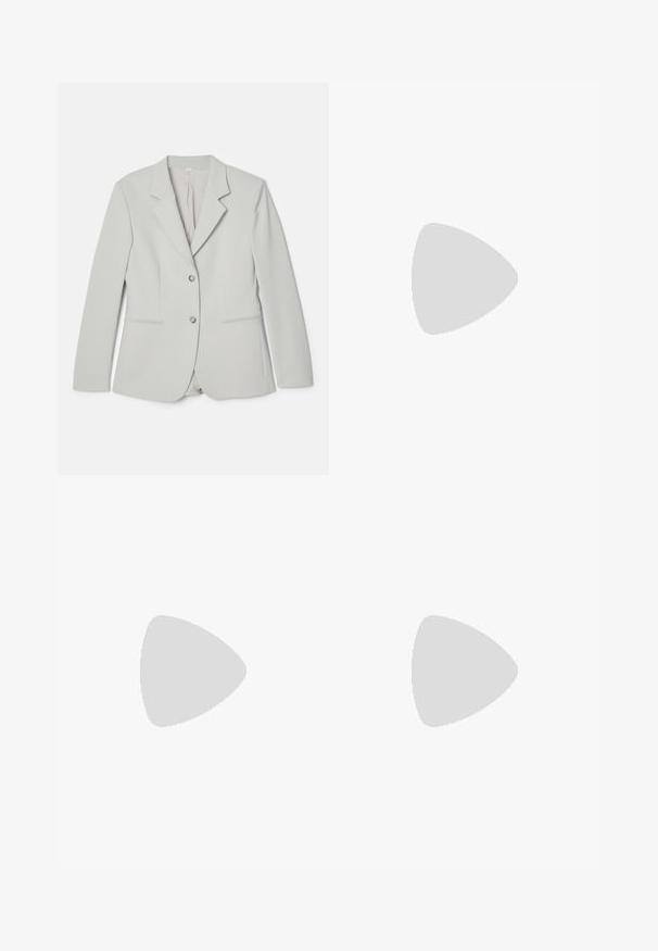Világosszürke blézer sima anyagból, amelyet hajtogatott gallér, két gombos elülső záródás és két elülső zseb finom részletezése jellemez.; Beige színű, rövid ujjú felső, kerek nyakkivágással, felgöngyölt ujjak és sima textúra jellemzi. Kis logó részlet az alján.; Fehér, bővebb nadrág, amely pamutból készült, sima textúrával. Elöl gombbal, cipzáras záródással és négy zsebes kialakítással rendelkezik.; Sötét tengerészkék velúr sportcipő fehér gumi talppal, lekerekített orral és fűzős kialakítással. Az oldalon logó részlet és textúrált díszítések találhatóak.
