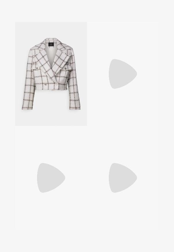 Bela krajša tweed jakna s karo vzorcem, z izhodiščnim ovratnikom, dvema sprednjima žepoma in srebrnimi gumbi. Tekstura tkanine.; Bela brezrokavnika s V-izrezom, ki ima črne naramnice in srebrno okrasno obrobo. Gladka tkanina in sodoben, minimalističen dizajn.; Črne široke hlače s visokim pasom, gumbnimi detajli na pasu in sprednjimi gubami.; Črne patentne usnjene salonarce s slingback obliko, s koničastim nosom, zaobljenim izrezom in blok peto. Imajo zlato kovinsko zaponko kot dodatno okrasje.