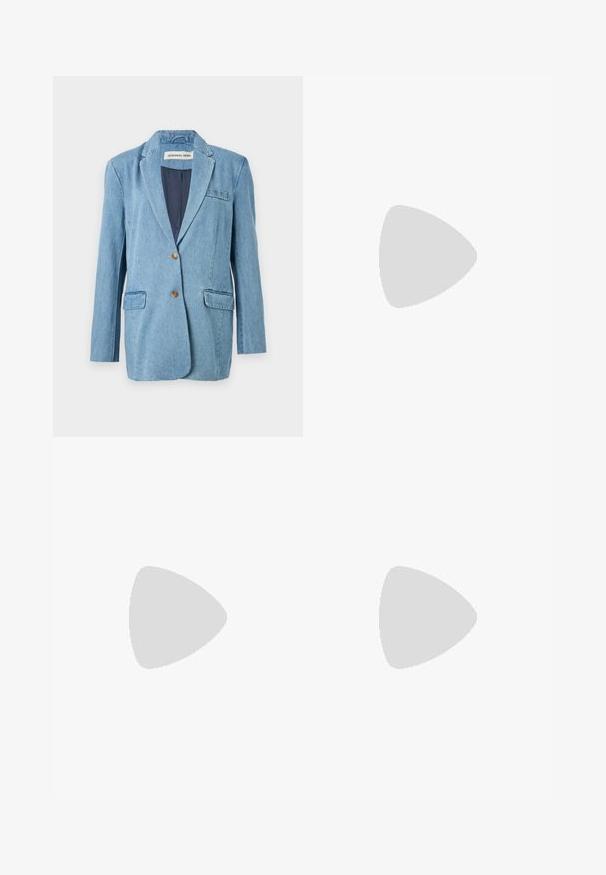 Denim blejzr v světle modré barvě s jedním knoflíkem, s výstřihy ve tvaru klop, dvěma předními kapsami a hladkou vnitřní podšívkou.; Bílá bavlněná tričko s kulatým výstřihem a krátkými rukávy, s uvolněným střihem a minimalistickým designem. Štítek je viditelný na krku.; Hnědé bavlněné kalhoty s úzkým střihem, plochým předním dílem a standardními kapsami; hladký povrch a lemované manžety.; Černé kožené baletní byty s kulatou špičkou, hladkou texturou, minimálními švy a flexibilním designem podrážky.; Černá kožená kabelka ve tvaru půlměsíce. Obsahuje zlaté kovové detaily a úzký popruh. Hladký povrch, zapínání na zip na vrchu.