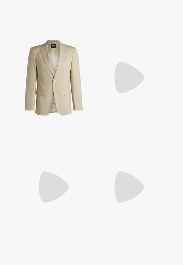 Blazer beige su misura con dettagli a revers, due tasche frontali, chiusura con un bottone e fodera interna a motivo. Tessuto morbido al tatto.; T-shirt bianchi a maniche corte impilati, realizzati in cotone. Presentano un collo rotondo e un taglio dritto. Il tessuto appare liscio senza pattern.; Pantaloni blu navy con vestibilità slim e motivo a righe sottili. Presentano una chiusura con zip, passanti per cintura e tasche frontali. Tessuto dalla texture liscia.; Sneaker bianche basse realizzate in pelle liscia, con punta rotonda, sei asole per i lacci e suola in gomma testurizzata.; Occhiali da sole neri e argento con forma a occhio di gatto, lenti sfumate e dettagli metallici sulla montatura. Aste in plastica con punte grigie.