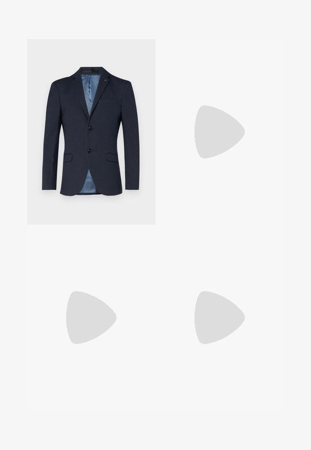 Sacou bleumarin cu un finisaj texturat, design cu un singur rând de nasturi, trei butoane și o căptușeală din satin bleu deschis în contrast. Include două buzunare frontale.; Tânăr cu părul buclat de culoare brunet deschis, purtând un tricou negru cu mânecă scurtă și pantaloni gri, privind spre stânga cu mâinile în buzunare.; Pantaloni negri dintr-un material neted, cu o croială dreaptă, pliuri frontale și bucle pentru curea, având un design ajustat și structurat.; Mocasini din piele neagră cu vârful rotunjit, detalii cusute și o curea decorativă în partea din față. Talpă plată cu un profil minim.