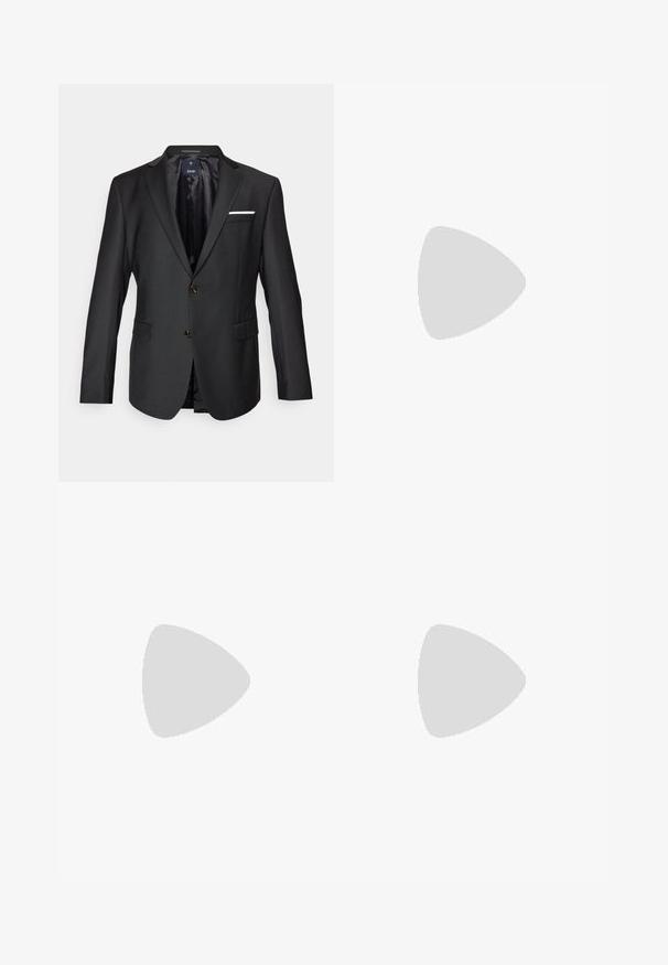 Blazer noir en tissu lisse avec des revers à col, deux boutons marron, deux poches avant et un accent de pochette blanche.; Deux polos noirs, à manches courtes, en coton, avec un col classique, une patte de boutonnage à deux boutons, et des accents rayés blancs à l'intérieur du col.; Pantalons noirs en tissu lisse, avec une coupe droite, deux plis avant et une taille standard avec passants de ceinture.; Mocassin en cuir noir avec une finition lisse, présentant un design cousu et une accent décoratif en chaîne métallique sur le rand. Talon plat.