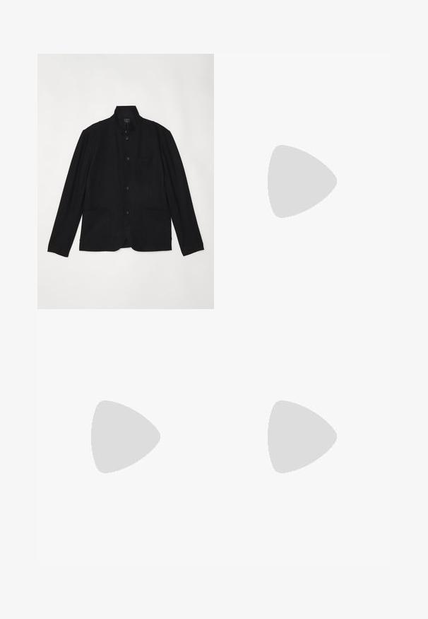 rag & bone JAPANESE PROSPECT - Sacou - black; Tricou oversized cu mânecă scurtă, de culoare neagră, cu decolteu rotund și etichetă Filippa K vizibilă în interiorul gulerului.; Pantaloni bleumarin cu o croială dreaptă, cu un material texturat, două pliseuri frontale, curea pentru brâu și închidere cu fermoar.; The Antipode Sneakers low - black