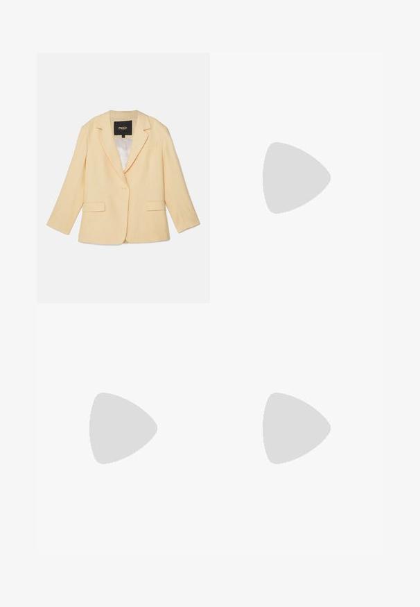 Helles gelbes Blazerjacke mit einem Reverskragen, zwei vorderen Taschen, Dreiviertelärmeln und einem Einzelknopfverschluss. Glatte Stofftextur.; Gelbes, trägerloses Top mit gerafftem Mieder und geschichteten Volants. Hergestellt aus leichtem Stoff mit weicher Textur. Mit Knoten am Hals.; Weißer Rock mit geraffter Textur und gelbem Blumenmuster. Der Saum ist ausgestellt, was eine lässige Silhouette schafft.; Beige Wildleder-Kowboystiefel mit spitzem Zehenbereich, dekorativer weißer Stickerei und gestapeltem Holzabsatz. Verfügt über eine Schlaufe an der Rückseite.; Sonnenbrille mit goldfarbenem Metallrahmen und grünen Gläsern, runder Form, dünnen Bügeln und weißen Kunststoffakzenten an den Enden der Bügel.; Halskette aus roségold mit einem Schwanenanhänger, verziert mit klaren Kristallen. Die Kette hat ein zartes Glieddesign.