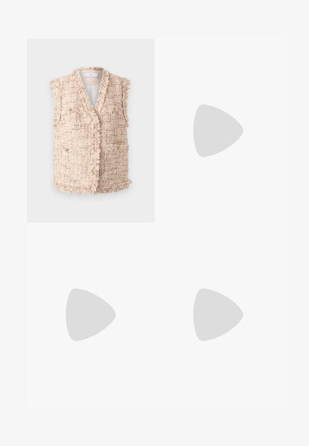 Beige svītrainā veste ar faktūru, kuru raksturo V-veida dekoltē, bez piedurknēm un pogu akcenti priekšpusē un kabatās.; Svītrainas pogu kleitas gaiši bēšā krāsā ar sarkanām vertikālām svītrām. Rādas ar apkakli un īsām piedurknēm, paplašinās no jostasvietas.; Sieviešu leopardu raksta siksniņu kurpes ar zemu bloku papēdi un zelta sprādzi sānu siksniņā, attēlotas sānu profilā uz vienkārša fona.; Brūnas ādas plecu soma ar noapaļotu formu, gludu tekstūru un kontrastējošiem zelta elementiem. Ir plaša plecu siksna.