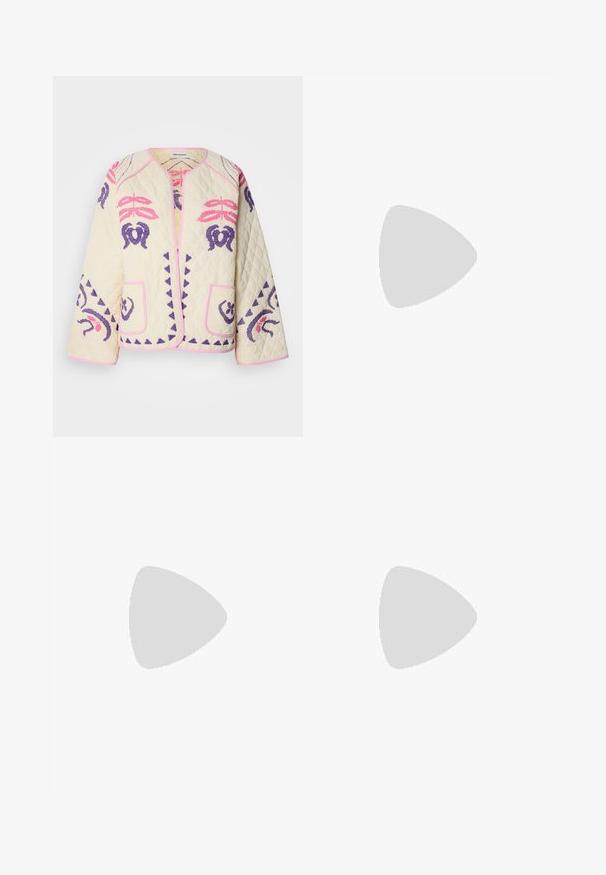 Quiltet jakke i krem med rosa og lilla broderte mønstre, med to frontlommer og rund hals med rosa piping.; Hvit T-skjorte med korte, volangermede ermer. Laget av mykt, glatt stoff. Har rund hals og subtile sømdetaljer.; Lyseblå høy midje jeans med rett benpassform, laget av denim. Har knappestuss, fem-lomme design og subtilt falmet tekstur.; Lys rosa slingback leiligheter med spiss tå, laget av et glatt, læraktig materiale. Har utskjæringer på sidene og lav hæl.; Hvit lær veske med en strukturert design, med magnetlås og skulderstropp, vist mot en nøytral bakgrunn.