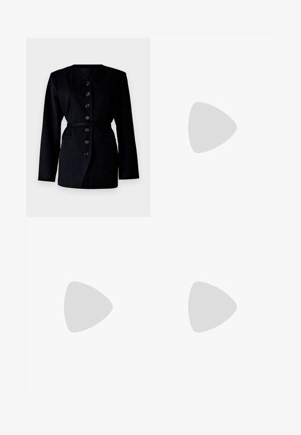 Blazer noir avec un décolleté en V, des manches longues, six boutons sur le devant, une taille ceinturée, et deux poches latérales, fabriqué à partir d'un tissu texturé.; Deux hauts sans manches en maille côtelée, en noir et blanc, dotés d'un design ajusté et d'une texture lisse, avec une longueur courte.; Jean large gris clair à taille haute, design classique à cinq poches, fermeture à bouton et décoloration subtile sur l'ensemble.; Mocassins plateformes en cuir noir avec un bout arrondi et une large sangle sur le devant. Dotés d'un talon carré épais et d'une texture lisse.
