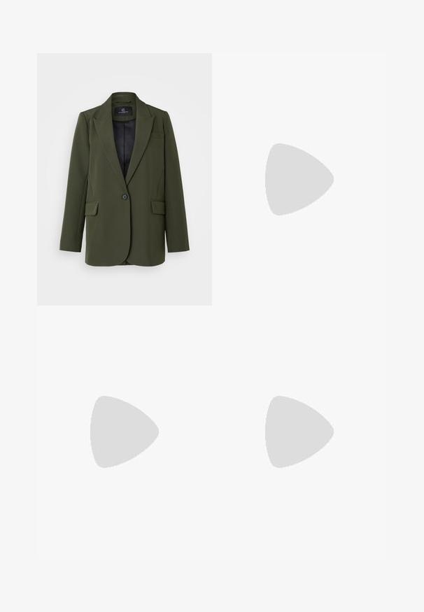 Olijfgroene blazer van gladde stof, met een enkele knoop, ingesneden revers en twee voorkeurszakken. De binnenvoering is zwart.; Zwarte katoenen T-shirt met een V-hals en korte mouwen. Eenvoudig ontwerp met een regular fit en zonder patronen of accenten.; Wijde broek in licht crèmekleurige stof, met zijzakken, een platte voorkant en een enkele knoopsluiting bij de taille. Glad van textuur.; Zwarte puntige slingback schoen met een lage hak, gemaakt van soepel leer en voorzien van een uitsnede aan de zijkant voor ventilatie.