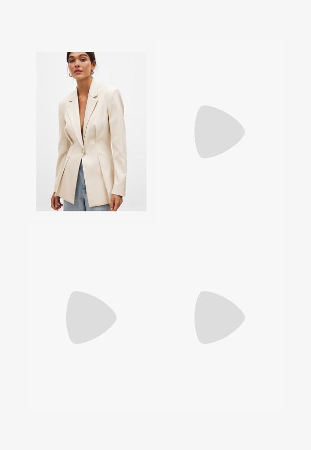 Blazer beige ajusté avec revers en pointe, fermeture à un bouton et épaules structurées. Le tissu lisse et l'ourlet évasé rehaussent le design.; Haut blanc ajusté en tissu côtelé avec des manches courtes et des détails froncés sur les côtés pour ajouter de la texture et de la forme.; Pantalons larges blancs en tissu léger. Dotés d'une taille élastique avec cordon de serrage et de poches latérales. Texture lisse.; Des sneakers en daim rose clair avec des rayures et des lacets blancs, dotés d'une languette texturée et d'une semelle en gomme, posées sur un tapis bleu.