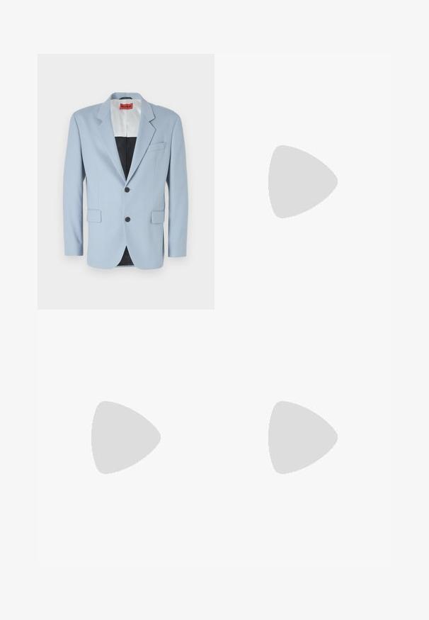 Blazer azul claro con una textura suave, diseño de un solo botón, dos botones negros y un bolsillo en el pecho; forro negro visible por dentro.; Camisa blanca de manga larga y botones, hecha de algodón, que presenta un cuello clásico, botones en la parte delantera y un detalle de costura minimalista.; Pantalones azul marino hechos de una tela texturizada, con perneras rectas, frente plano y dos bolsillos laterales. Sin patrones ni acentos visibles.; Zapato de vestir de cuero negro con doble hebilla, silueta elegante y punta redonda. Cuenta con un tacón bajo y una textura suave.