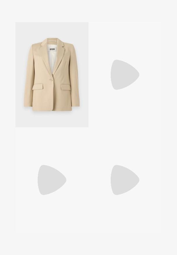 Beiger Blazer mit Reverskragen, Ein-Knopf-Verschluss, zwei Fronttaschen und glatter Textur. Das innen angebrachte Label zeigt "DRYKORN".; Schwarzes Kleid mit V-Ausschnitt, kurzen, schwingenden Ärmeln und einem kontrastierenden horizontalen Band in der Taille. Aus einem glatten, fließenden Stoff gefertigt.; Schwarze Lackleder Slingback-Pump mit spitzem Zehenbereich, kleinem Absatz und einem Ausschnittdesign auf dem Vorderteil. Hardware in Goldton als Akzent an der Seite.; Schwarze Lederhandtasche mit einem strukturierten Design, das eine verkürzte Form, einen oberen Griff und goldfarbene Hardware-Details aufweist. Verstellbarer Schulterriemen ist enthalten.