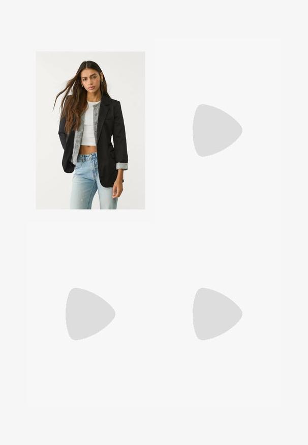 Blazer noir avec un design soigné, fermeture à un bouton et deux poches avant ; associé à un cardigan en tricot gris et un jean bleu clair.; Top court sans manches noir en tissu lisse, avec un col rond et un design épuré, simple, sans motifs ni accessoires.; Pantalon noir avec une coupe droite, doté de poches avant et d'éclairs sur l'ourlet. Fabriqué en tissu doux et lisse. Convient à diverses occasions.; Escarpins slingback en cuir verni noir avec un bout pointu, un design découpé sur les côtés et un petit talon carré. Texture lisse avec des accents minimaux.