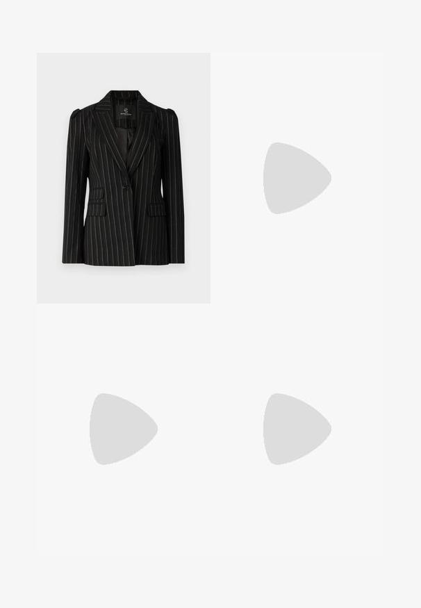 Bruuns Bazaar DECUMARIABBNORA BLAZER - Blazer - black with lurex; Camiseta de manga corta azul marino hecha de algodón suave. Presenta un cuello redondeado y un sutil logo bordado en el pecho.; Pantalones blancos de pierna ancha con cintura alta, hechos de una tela suave, que presentan detalles de pliegues en la parte delantera y líneas limpias.; Mocasines de piel blanca con suela de plataforma negra gruesa, que cuentan con una hebilla rectangular plateada y detalles de costura visibles en la parte superior.
