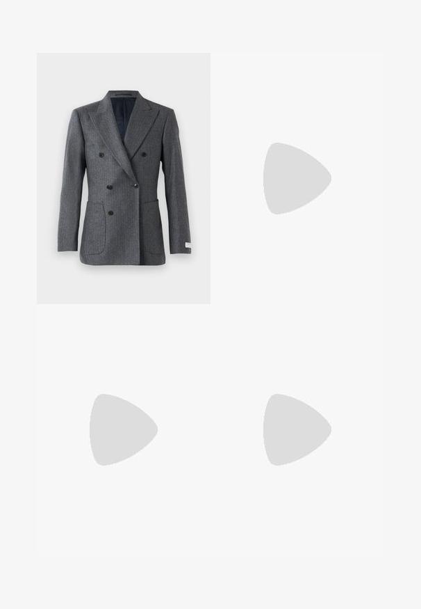 Blazer cinza de duplo peito com lapelas pontudas, seis botões pretos, dois bolsos frontais aplicados e um forro interior preto.; Camisa branca de botão de mangas longas feita de algodão, com um bolso no peito com bordado tonal, colarinho e punhos com botão.; Calças castanhas de cintura alta feitas de tecido texturado. Apresentam pernas largas e duas pregas frontais para estrutura. Acabamento cuidadoso sem hardware visível.; Mocassins de couro preto com uma textura suave, bico arredondado e uma faixa decorativa sobre o peito do pé. Salto baixo e empilhado, design minimalista.