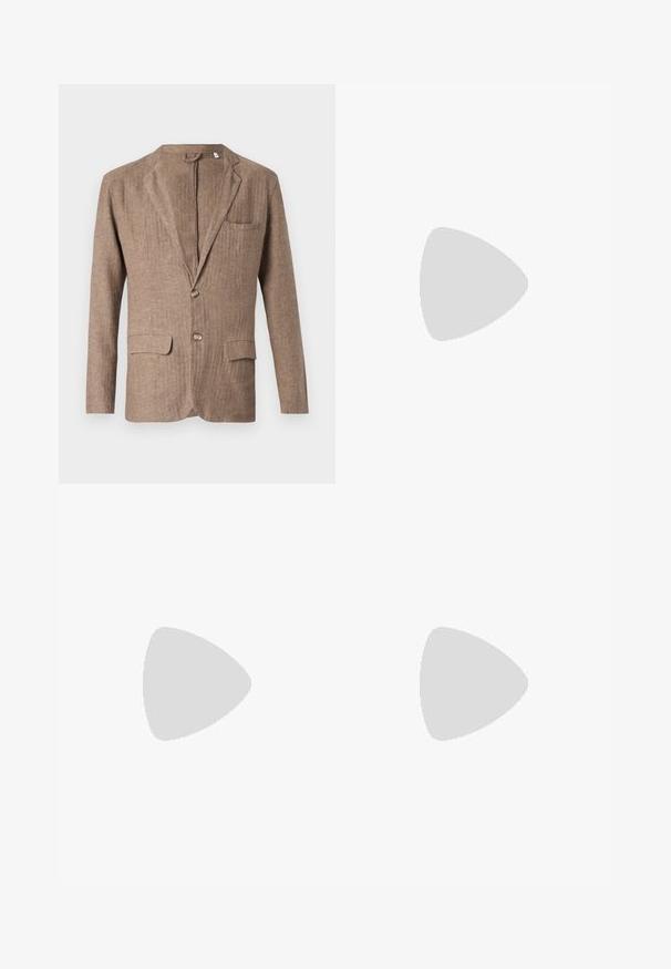 Brun linnblazer med slagkrage, två framfickor, en bröstficka och enfärgad knäppning, med en strukturerad yta.; Två svarta polo t-shirts, kortärmade, i bomullsmaterial, med en klassisk krage, tvåknappsslutning och vita randiga accenter inuti kragen.; Svarta byxor i slät väv, med rak ben-design, två framfickor och standardmidja med bälteshällor.; Svart läderloafers med en slät yta, med en sydd design och en dekorativ metallkedjeaccent över västen. Platt häldesign.