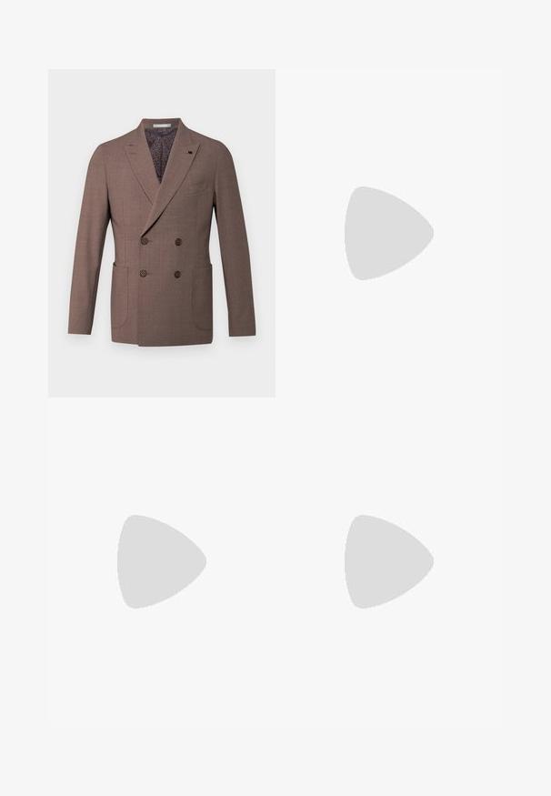 Kétgombos barna blazer csúcsos hajtókákkal, két elülső zsebbel és mintás béléssel. Barna gombokkal és texturált anyaggal rendelkezik.; Fehér pamut póló rövid ujjakkal, kerek nyakkal, és egy kis szürke logóval a bal mellrészen. Sima tapintású.; Sötét szürke nadrág, textúrált anyagból készült, sima elejű, redőzött, egyenes lábakkal és övhurkokkal. Nincs látható fémalkatrész vagy minta.; Sötétkék velúr, alacsony szárú teniszcipő fehér talppal, sötétkék fűzőkkel és arany színű "Filling Pieces" logóval az oldalán.