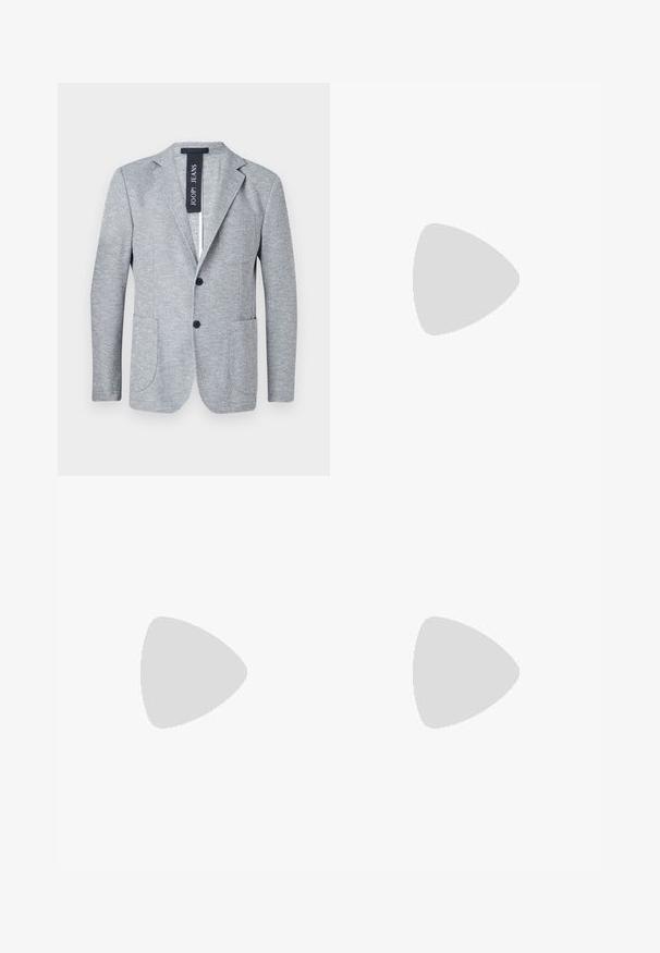 Gaiši pelēks žakets ar teksturētu audumu, ar izgrieztiem uzgaliem, divām priekšējām kabatām un divām melnām pogām. Etiķete saka "JOOP! JEANS."; Balta kokvilnas krekla garajām piedurknēm ar pogām, kura dizainā ir klasiskā apkakle, priekšējās pogas un minimālistiska šuvju detaļa.; Jūras zila bikses, izgatavotas no struktūrvielas, ar taisnām kājām, plakanu priekšpusi un divām sānu kabatām. Nav redzamu rakstu vai akcentu.; Melnas ādas kleitas kurpes ar diviem sprādzēm, elegants siluets un apaļš purngals. Iezīmējas ar zemu papēdi un gludu tekstūru.