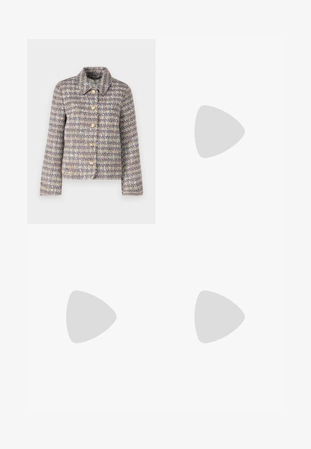 Tweed jakna z oprijetim dizajnom, modrim, oranžnim in belim vzorcem, dolgimi rokavi in z zlatimi gumbi za zapiranje spredaj.; Dve majice s okruglim izrezom, crne in bele barve, narejene iz bombaža. Imajo kratke rokave in enobarven dizajn brez vzorcev ali dodatkov.; Stradivarius WIDE-LEG WITH BUCKLE DETAIL - Hlače - dark brown; Rdeče usnjene balerinke s koničastim nosom, z bočnim trakom z kovinsko sponko in nizko črno peto. Gladka tekstura po celotni površini.; Srebrne uhane v obliki obroča z minimalističnim dizajnom. Krožna oblika, gladka tekstura in tanek profil. Lahki s poliranim zaključkom.