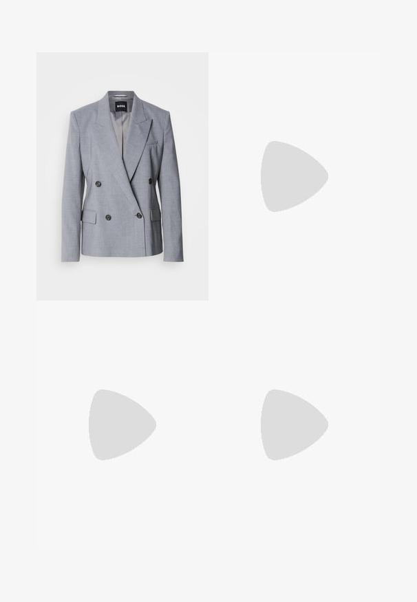 Světle šedý dvouřadý blazer vyrobený z texturované tkaniny, s výcutým klopou, dvěma předními kapsami a černými knoflíky. Interiér je podšívkovaný.; Bílý zkrácený T-shirt, krátké široké rukávy, měkký bavlněný materiál, kulatý výstřih s jemným oranžovým lemováním, minimalistický design, bez vzorů nebo grafik.; Černé kalhoty na míru se střihem do rovna, které mají hladkou texturu a ostré sklady na přední straně. Bez viditelného kování.; Krémové sandály na bloku s tenkými popruhy a čtveratou špičkou. Hladký materiál s minimálními detaily, navržené pro snadné nošení.