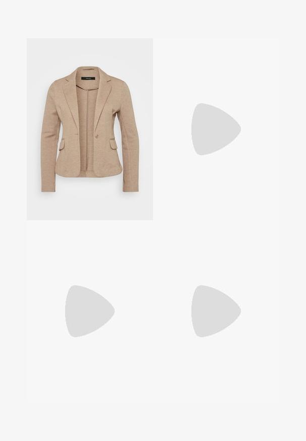 Vero Moda Petite VMJULIA - Blézer - silver mink; Három darab bordázott crop top szett fehér, világos zöld és fekete színben. Mindegyik kerek nyakkal és ujjatlan kivitelben készült. Puha pamut anyag.; Világoskék, magas derekú, széles lábú farmernadrág, kopott szegéllyel és megviselt részletekkel. Öt gombos elülső záródással és klasszikus farmer textúrával rendelkezik.; Fekete bőr magassarkú cipő, hegyes orral, ívelt dizájnnal és karcsú 5 cm-es sarokkal. Simai textúrával és minimális díszítéssel.; Ezüst fülbevalók, csillag alakú charm-mal, középen strasszkővel; egy második pár sima ezüst karikafülbevalóval együtt.
