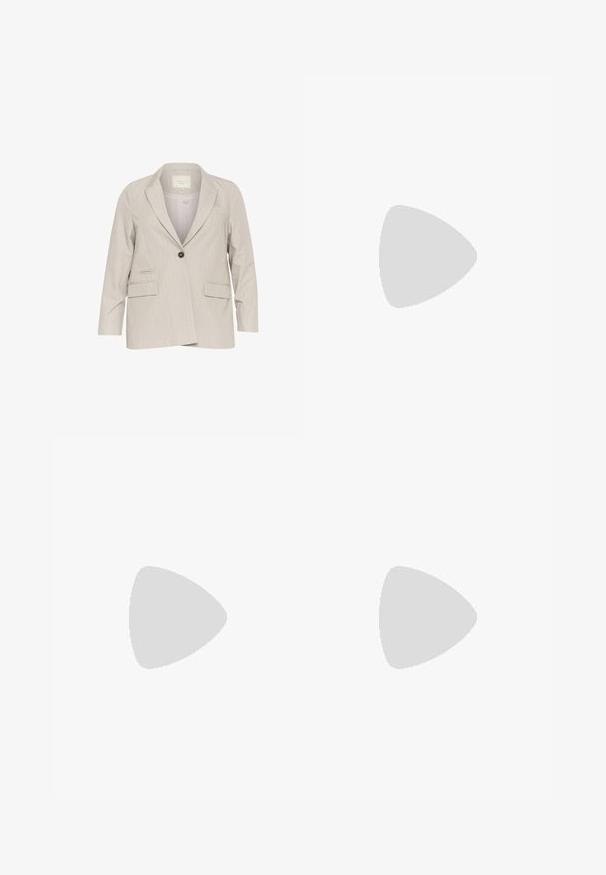 Hellgrauer Blazer mit einem einreihigen Knopfverschluss, Reverskragen, zwei vorderen Taschen und dezenten vertikalen Streifen. Standardpassform, lange Ärmel.; Schwarzes Baumwolloberteil mit kurzen Ärmeln, gerüschtem Saum und Schleifenakzenten an den Ärmeln. Mit Rundhalsauschnitt und bequemer Passform.; Schwarze weite Hosen mit hoher Taille, Knopfdetails am Bund und vorderen Falten.; Schwarze Lacklederschuhe mit runder Spitze, Schnürdesign und einem klobigen rechteckigen Absatz. Glatte Textur mit glänzendem Finish.; Schwarze Handtasche mit strukturierter Form, glatter Textur und einem metallischen Verschluss. Kombiniert mit weiten schwarzen Hosen und offenen Sandalen auf einem Holzboden.