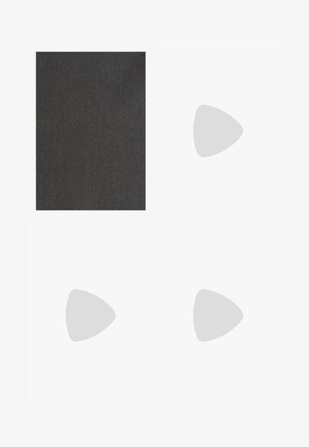 Tissu noir texturé avec un motif de vague subtil, un tissage dense et une surface lisse, adapté à diverses applications textiles.; T-shirt en coton noir avec une coupe décontractée, col rond et manches courtes. Présente un logo en texte blanc sur la poitrine et une étiquette orange à l'ourlet.; Pantalon noir en tissu lisse, présentant une coupe droite, des poches avant, un bouton simple de fermeture et sans motifs visibles.; Baskets en cuir blanc avec perforations, à bout rond, semelle plate et lacets épais, arborant un logo swoosh visible et "AIR" sur le talon.