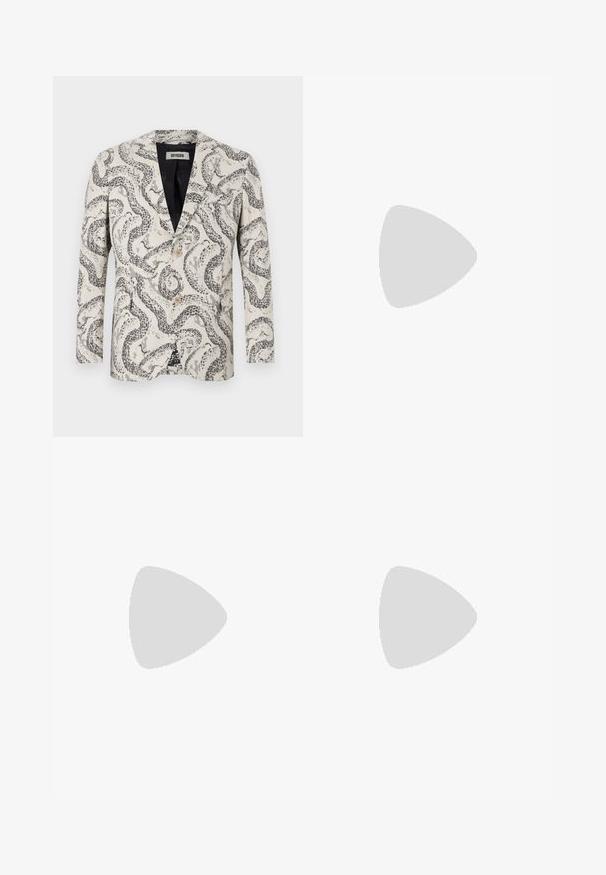 Stijlvolle blazer gemaakt van geweven stof met een monochroom slangpatroon. Het ontwerp heeft een pieklapel, twee knopen en een enkele borstzak.; Witte katoenen tanktop met een ronde halslijn, brede schouderbanden en een rechte zoom, met een gladde textuur en zonder zichtbare patronen.; Lichtblauw denim shirt met lange mouwen, puntige kraag en twee borstzakken. Voorzien van knoopsluiting en een afgeronde zoom.; Lichtblauwe denim jeans met een recht model, vijf zakken en contrasterende stiksels. Knopen- en ritssluiting bij de taille.; Zwarte leren loafers met een gladde afwerking, ronde neus en decoratieve stiksels op de wreef. Lage gestapelde hak en een lichte glans.