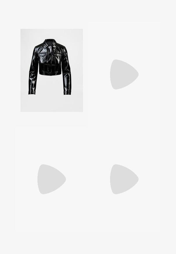 Μαύρο κοντό σακάκι από γυαλιστερό ψεύτικο δέρμα, με κεντρικό γιακά, κλείσιμο με έξι κουμπιά και δύο τσέπες στο στήθος.; Λευκή μπλούζα Adidas με ρίγες και ναυτικές μπλε λεπτομέρειες, διαθέτει στρογγυλό λαιμό, κοντά ραγλαν μανίκια και έντονο λογότυπο "adidas" μπροστά.; Μαύρα τζιν παντελόνια φαρδιάς γραμμής με ψηλή μέση, δύο εμπρός τσέπες και ασημί αξεσουάρ. Λείος υφασμάτινος σχεδιασμός, ελάχιστες ραφές και ευθεία γραμμή.; Μαύρο δερμάτινο παλτό με κουμπιά και λεπτομέρεια ζώνης, συνδυασμένο με ανοιχτό καφέ εφαρμοστά παντελόνια και μαύρα μοκασίνια, καθισμένο σε ξύλινη σκάλα.; Μαύρα πλαστικά γυαλιά ηλίου με πράσινους φακούς, τετράγωνα σκελετά, ασημένια λεπτομέρεια στη ράχη και υφασμένες βραχίονες. Δηλωμένη μάρκα στον εσωτερικό βραχίονα.; Μαύρη τσάντα tote με δύο μακριές λαβές, φερμουάρ στην κορυφή και μικρό πράσινο λογότυπο κροκολόχου κάτω από τις λαβές.