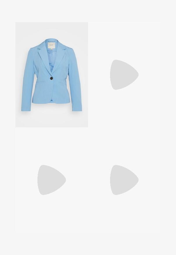 Vero Moda VMSARAH FITTED  - Bleiser - little boy blue melange; Kaks lühikeste varrukateta toppi mustas ja valges, valmistatud ribakudumist, ümarate kaelustega ja sobiva disainiga. Mõlemal on nähtavad sildid.; Heledad sinine, kõrgelt taljes laiad teksad, mis sisaldavad viit taskut, nööpkinnitust ja vöölõikeid, koos kinnise valge pika varrukaga topiga.; Mustad mustri kingad, millel on paks platvormsüstal ja paksed nöörid. Ümar nina, minimaalne detaljide arv ja väike kannataga tab.; Metallist raamistikuga prillid ovaalsete roheliste läätsedega. Õhuke hõbedane metallraam ja mustad kõrvakatted. Minimalistlik disain, nähtavad logod puuduvad.