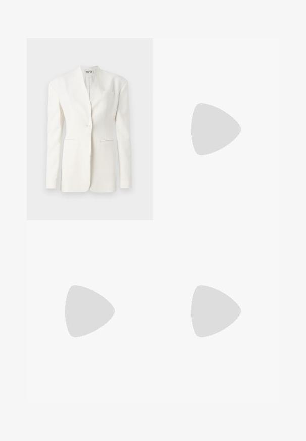 Bílý přizpůsobený blazer s jedním knoflíkem, špičatými klopami, dvěma předními kapsami a jednou kapsou na hrudi. Hladká látka se strukturovaným siluetou.; Bílý bezramínkový žebrovaný top s vysokým výstřihem a přiléhavým střihem, vyrobený z měkké, texturované látky.; Široké tmavě modré džínové kalhoty s vysokým pasem, předními a zadními kapsami, kontrastním prošíváním a zapínáním na knoflík.; Tmavě hnědá lakovaná kožená lodička na vysokém podpatku se špičatou špičkou, nastavitelným popruhem a štíhlým jehlovým podpatkem.; Světlá šedá kožená taška s U-tvarovaným designem a zakřivenou kovovou rukojetí. Hladký povrch s minimálním šitím a bez viditelných vzorů.