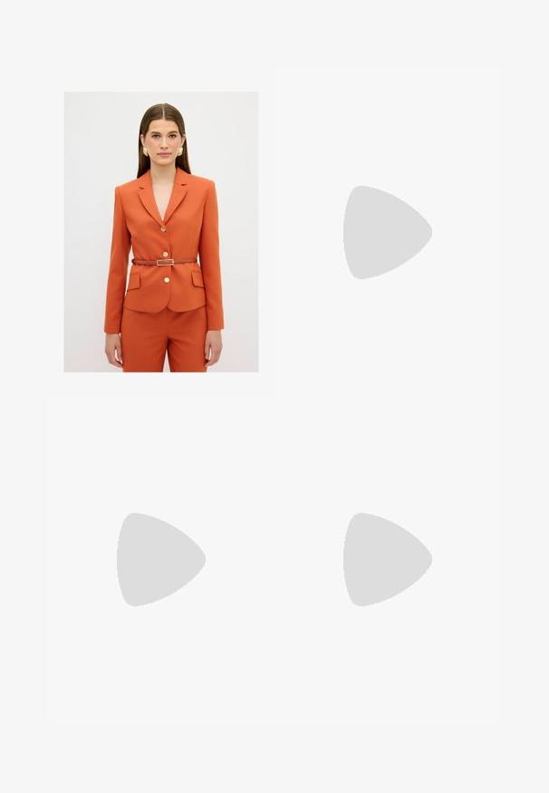 Oranje op maat gemaakte blazer met een V-hals, gouden knopen en een bruine riem. Gecombineerd met bijpassende broeken, voorzien van twee voorzakken.; Witte blouse met lange mouwen, voorzien van lintstrikken op de mouwen en een afgeronde zoom. Gemaakt van soepel katoen.; Zijden midi rok in lichtblauw, met een gladde, glanzende textuur, rechte silhouet en een subtiele glans. De zoom valt net onder de knie.; Leporelpunt balletschoenen met een ronde neus, zwarte accenten en strikdetail. Gemaakt van zachte stof met een gladde textuur. Laag profiel zool.