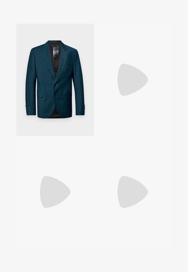 Blazer teal din material texturat, cu rever cu tăietură, închidere cu două butoane și două buzunare frontale. Două butoane pe mâneci și căptușeală neagră.; Cămașă albă cu mânecă lungă, tip bluză cu nasturi, fabricată din bumbac, având un guler clasic, nasturi pe față și detalii minime de coasere.; Pantaloni bleumarin dintr-un material texturat, având picioare drepte, față plată și două buzunare laterale. Fără modele sau accente vizibile.; Pantofii de piele neagră cu două catarame, siluetă elegantă și vârf rotund. Au un toc mic și o textură netedă.