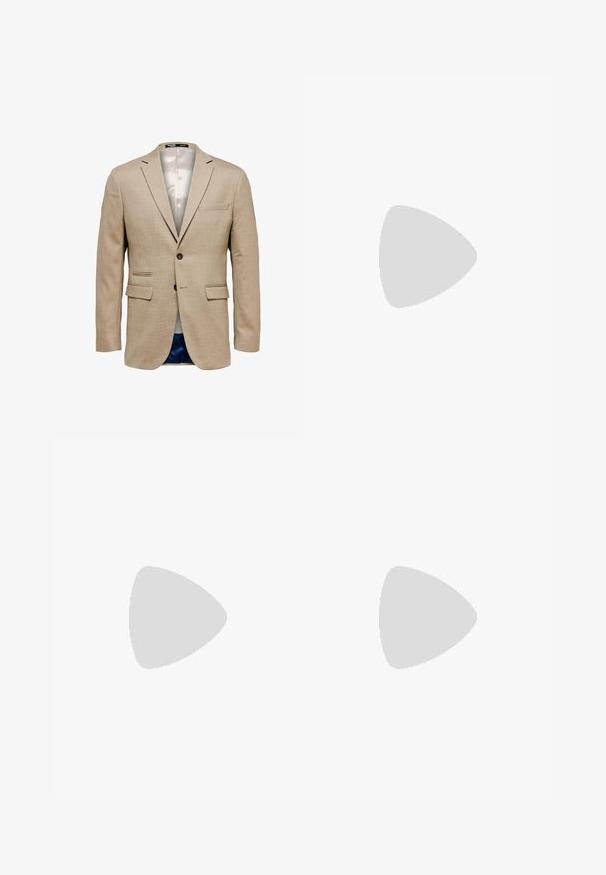 Beiger Blazer aus strukturiertem Material mit zwei vorderen Taschen, einer Brusttasche und einem einreihigen Knopfverschluss. Futter aus leichtem Stoff.; Weißes T-Shirt mit kurzen Ärmeln, lockere Passform, runder Ausschnitt, glattes Baumwollmaterial, ungeschmückter Rücken, gerader Saum, keine Muster oder Akzente.; Graue maßgeschneiderte Hose mit flachem Vorderteil, zwei Seitentaschen und einem einzigen Knopfverschluss. Glatte Textur mit dezentem Nadelstreifenmuster.; Schwarze Leder Slipper mit glatter Oberfläche, runder Spitze und dekorativer Naht auf dem Vorderblatt. Niedriger Blockabsatz und leichter Glanz.