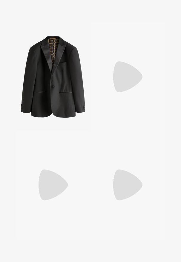 Crni tuxedo saten jakna s reverima, zatvaranje na jedan dugmad, dva džepa i uzorak zlatne i crne podloge.; Crni kratki rukav majica od rebraste tkanine, s okruglim izrezom i jednostavnim, kutnim siluetom.; Crne traper hlače s ravnim krojem, dizajnom s pet džepova i prednjim kopčanjem na dugme. Glatka tekstura s minimalnim detaljima šivanja.; Crna loafer cipela s glatkom, mat završnom obradom, koja ima zaobljen vrh i debeli, teksturirani đon. Naglašena prednjim remenom.