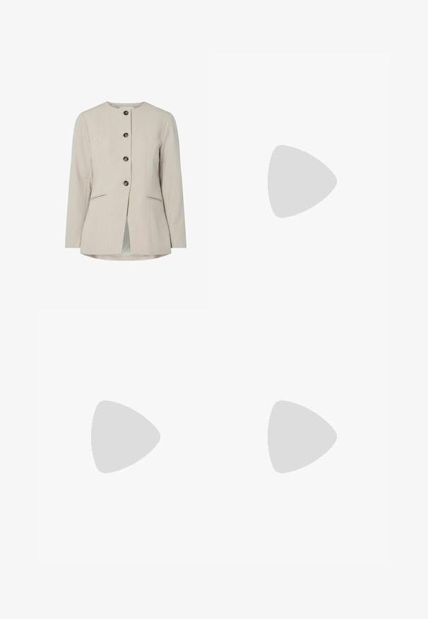 Beżowa dopasowana marynarka z okrągłym dekoltem, pięcioma metalowymi guzikami, dwiema przednimi kieszeniami oraz prostym krojem z rozcięciem z tyłu.; Asymetryczna biała bluzka wykonana z gładkiego materiału, z jednym krótkim rękawem i jednym odkrytym ramieniem, o czystym, minimalistycznym wyglądzie.; Czarne spodnie o prostym kroju, z przednimi kieszeniami i bocznymi rozcięciami na dole. Wykonane z miękkiego, gładkiego materiału. Odpowiednie na różne okazje.; Bershka - Sandały na obcasie