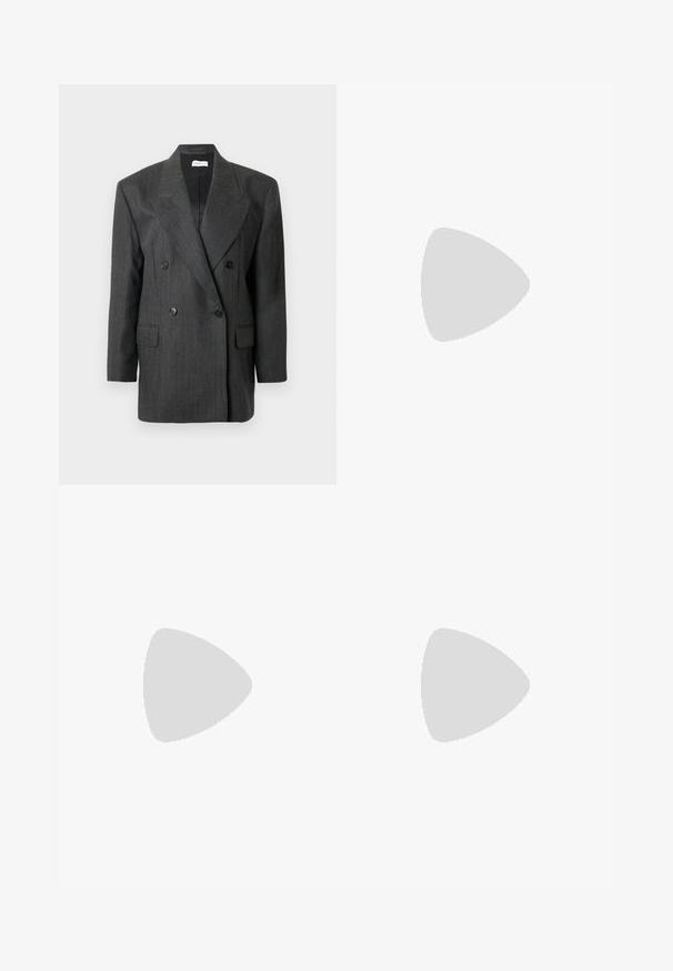 Blazer gris de doble botonadura con rayas verticales, grandes solapas, dos bolsillos frontales y botones negros. Ajuste estructurado, material de mezcla de lana.; Top de punto corto de manga blanca con cuello redondo, que presenta una textura suave y sutiles detalles acanalados en las mangas y el dobladillo.; Jeans de mezclilla negros de cintura alta y pierna recta con botón y cremallera en el frente, dos bolsillos frontales y dos traseros.; Zapato de tacón alto de cuero negro con puntera afilada y un tacón redondeado y abombado. Textura suave con un diseño elegante y minimalista.