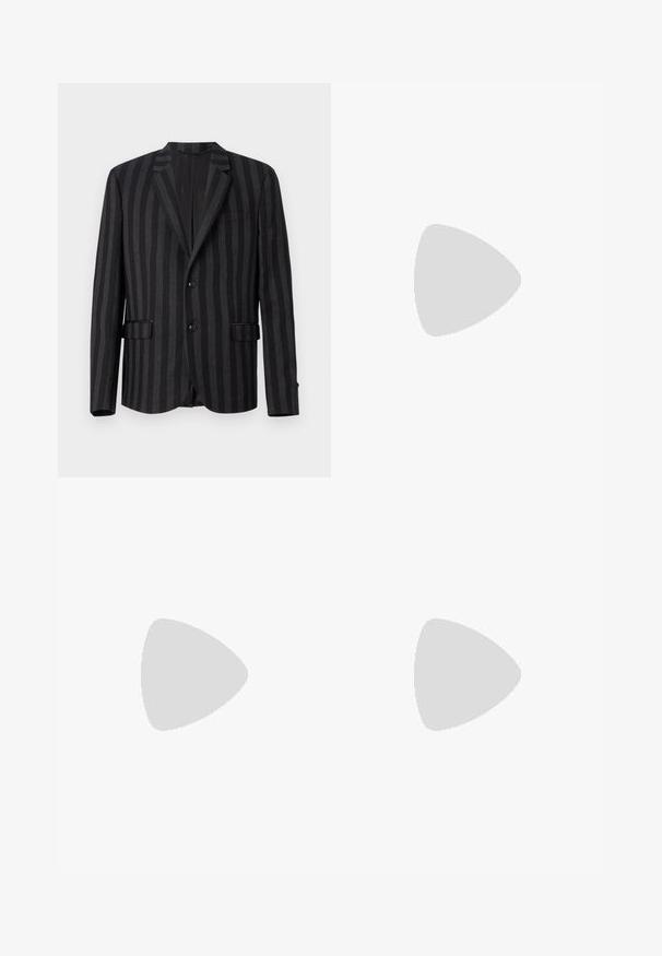 The Kooples VESTE COSTUME - Pikkutakki - black/grey; Musta puuvillateeppari lyhyillä hihoilla, jossa on sininen teksti "SUOJAA ENERGIAASI" ja graafinen kuvio vasemmalla ylhäällä.; Musta cargo-housut puuvillasta, löysällä istuvuudella, joissa on kaksi sivutaskua ja brodeerattu teksti vasemmassa lahkeessa.; Stuart Weitzman CLUB CLASSIC PENNY LOAFER - Puvunkengät - black; Musta nahkainen olkalaukku, jossa on vetoketjullinen etutasku, kohokuvioitu logo ja säädettävä hihna. Sujuva tekstuuri ja jämäkkä muoto.